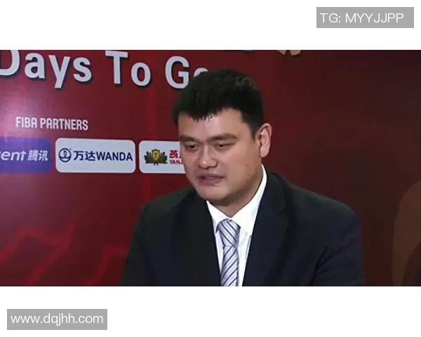 姚明在休息时的放松瞬间，展现运动员背后的努力与坚持